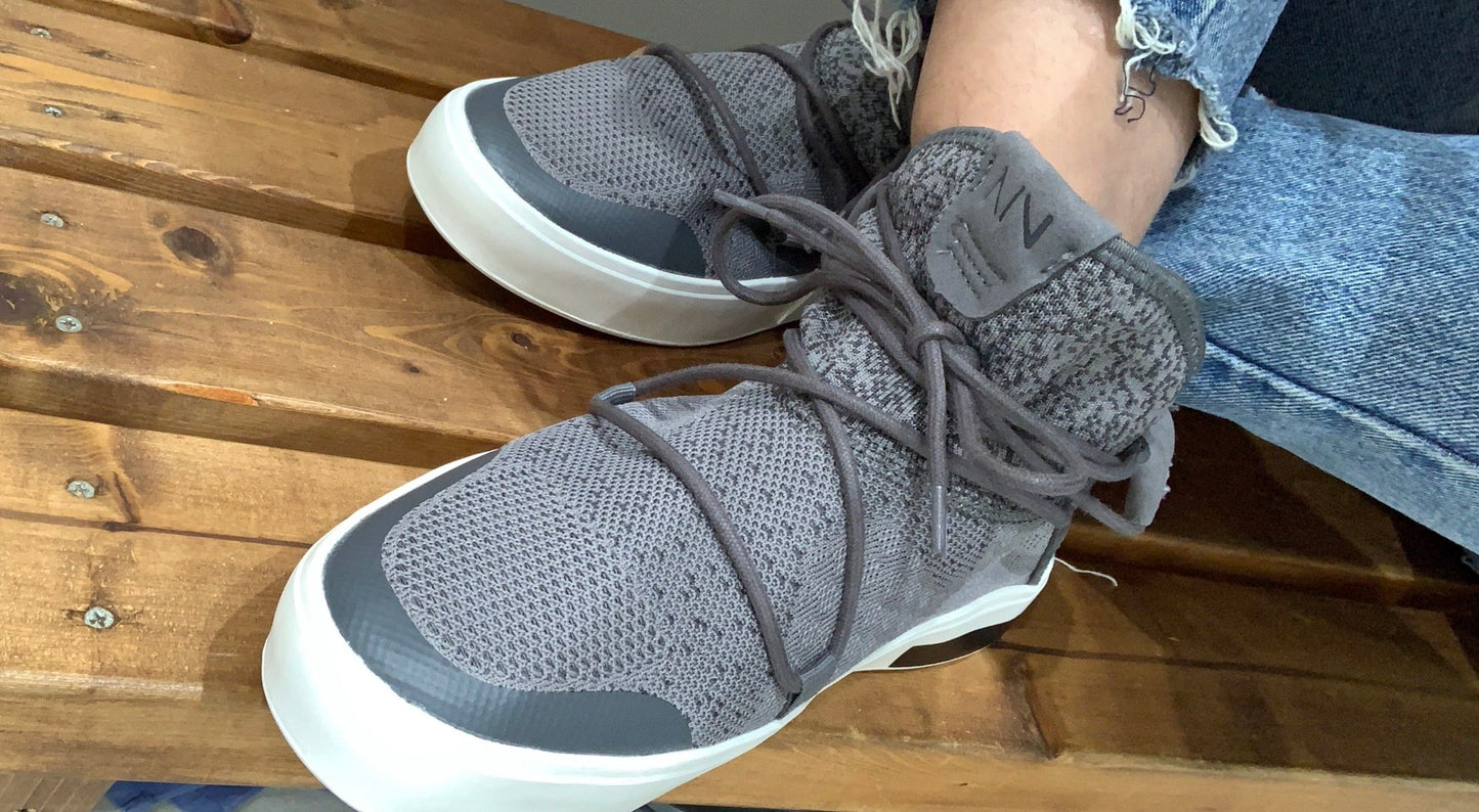 VIA リサイクル素材で作られた通気性のある 防水スニーカー 靴